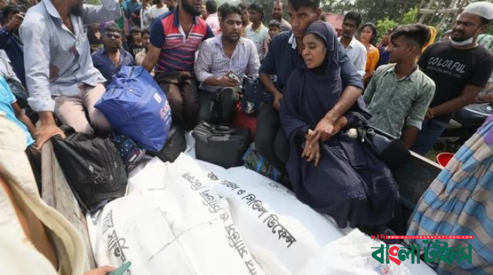 এক্সপ্রেসওয়েতে বাস-ট্রাক সংঘর্ষে নিহত ৪